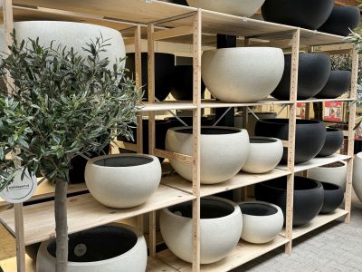 Houten winkelstelling toegepast in tuincentrum met plantenpotten