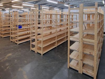 Grote houten magazijnstelling met meerdere niveaus voor efficiënte opslag van goederen in een magazijn of opslagruimte..jpg