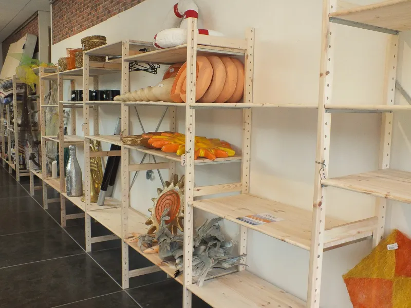 Houten winkelstelling met meerdere legplanken voor het presenteren en opbergen van producten in een winkelinterieur..jpg