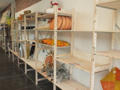 Houten winkelstelling met meerdere legplanken voor het presenteren en opbergen van producten in een winkelinterieur..jpg